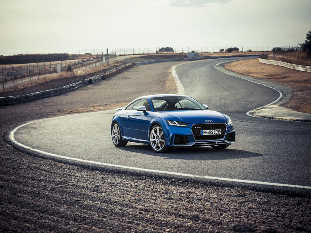 01_Audi_TT_RS_Coupe_2016.jpg
