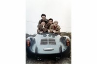 foto: Wolfgang Porsche (1953, dcha.) con sus hermanos (izda.) Hans-Peter, Ferdinand Alexander y Gerhard en el Porsche 550 Spyder.jpg