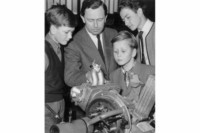 foto: Wolfgang Porsche (1953, primer plano) con sus hermanos Hans-Peter (izda.) y Ferdinand Alexander (dcha.) y su padre Ferry Porsche (centro).jpg