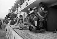 foto: Wolfgang Porsche (1956, tumbado) con su padre Ferry Porsche (gorra cuadros) y Hans Klauser en las 24h de Le Mans.jpg