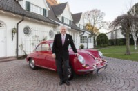 foto: Wolfgang Porsche (2016) junto al 356 B frente a la VIlla Porsche en Stuttgart.jpg