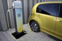foto: Volkswagen e-up! 2020 cargador.jpg