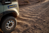 foto: Land Rover Defender con neumaticos Goodyear_12.jpg