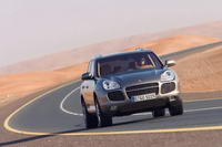 foto: Walter Rohrl prueba un prototipo del Cayenne-Cayenne Turbo S 2006.jpg
