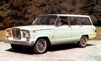 foto: 1963JeepWagoneer the first four-wheel-drive vehicle offered with an optional automatic transmission.jpg