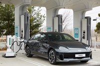 foto: Hyundai presenta un robot de carga para coches electricos_01.jpg