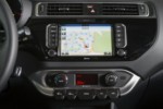 foto: Kia Rio restyling 2015 int. salpicadero 3 pantalla [1280x768].jpg