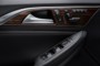 foto: Infiniti QX30 2016 29 interior puerta.jpg