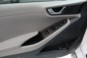 foto: 28 Hyundai Ioniq hibrido interior puerta.JPG