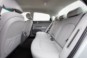 foto: 30 Kia Optima Plug-in Hybrid PHEV 2016 interior asientos traseros.jpg