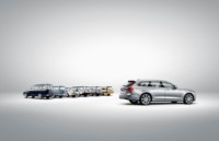 foto: 08_Volvo_V90_and_a_historical_line_up_of_Volvo_estate_models.jpg