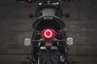 foto: 06 Triumph_Bonneville _Bobber_Black_2018_luz freno.jpg