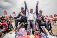 foto: 02 Campeones Carlos Sainz Lucas Cruz Peugeot 3008 DKR Maxi - Dakar 2018.jpg