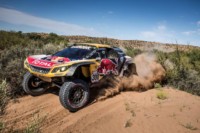 foto: 03f Campeones Carlos Sainz Lucas Cruz Peugeot 3008 DKR Maxi - Dakar 2018.jpg