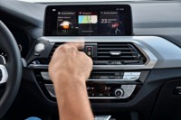foto: 49 BMW X3 M40i 2018 interior control gestual.jpg