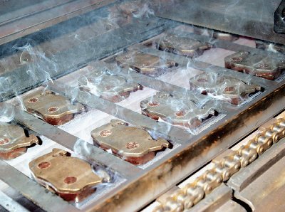 El_proceso_scorching_somete_a_las_pastillas_a_una_serie_de_choques_termicos_de_elevada_temperatura_imprescindibles_para_garantizar_sus_presentaciones