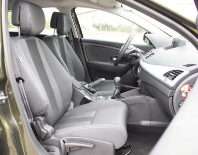 2011_Renault_Megane_Sport_Tourer_2.0TCE_401