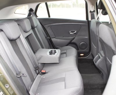 2011_Renault_Megane_Sport_Tourer_2.0TCE_402
