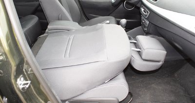 2011_Renault_Megane_Sport_Tourer_2.0TCE_403
