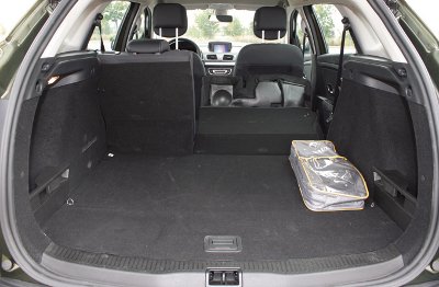 2011_Renault_Megane_Sport_Tourer_2.0TCE_407