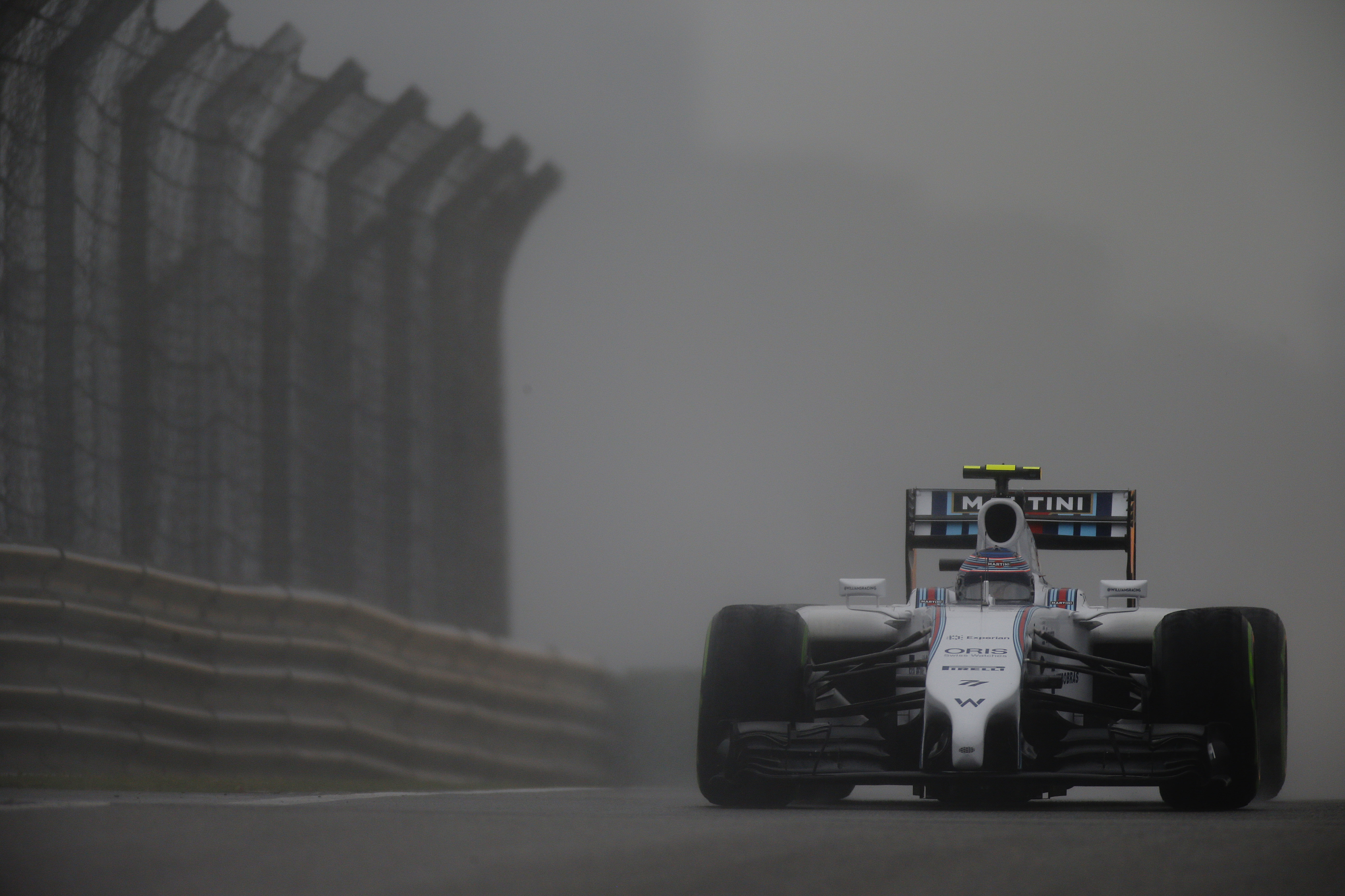 F1: BOTTAS VUELA SOBRE EL AGUA