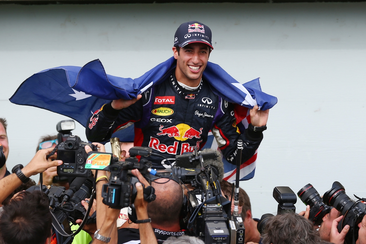 RICCIARDO TUMBA A MERCEDES