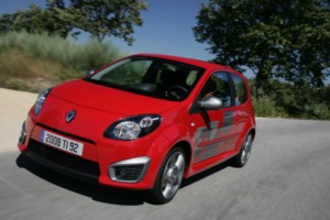 Renault Twingo II: Válvulas de motor 1.2 16V, bloqueo errático de asiento del conductor y fijación de ruedas