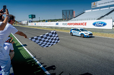 EL EQUIPO FUNDACIÓN APASCOVI-LA RAZÓN SE IMPONE EN LAS 24 HORAS FORD