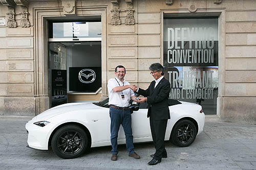 Yamamoto-san hace entrega de uno de los primeros Mazda MX-5 que llegan a España
