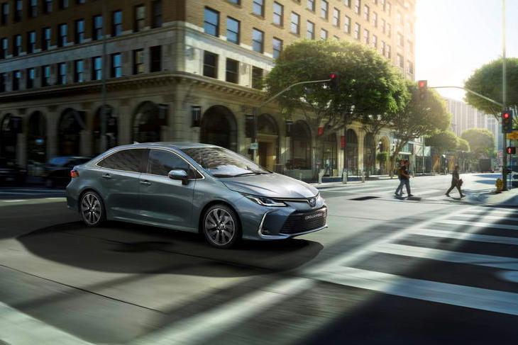 El Toyota Corolla Sedan Electric Hybrid renueva equipamiento