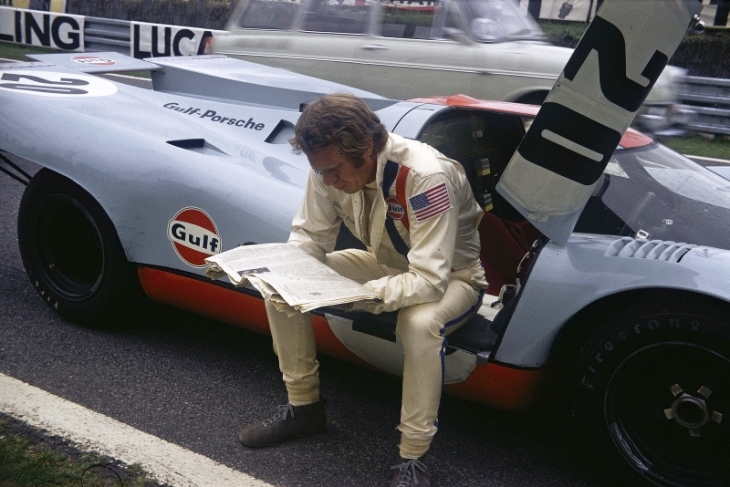 Steve-McQueen-Porsche-917-leyendo-revista.jpg
