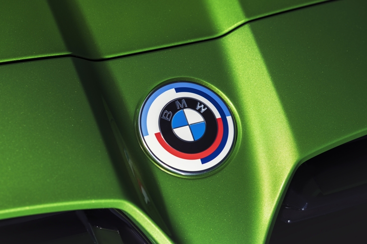 BMW M cumple 50 años recuperando su escudo original
