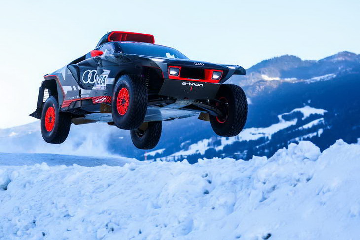 Ken Block conduce sobre hielo el Audi RS Q e-tron del Dakar