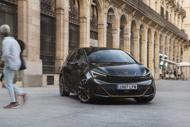 El Cupra Born añade la versión con batería de 77 kWh