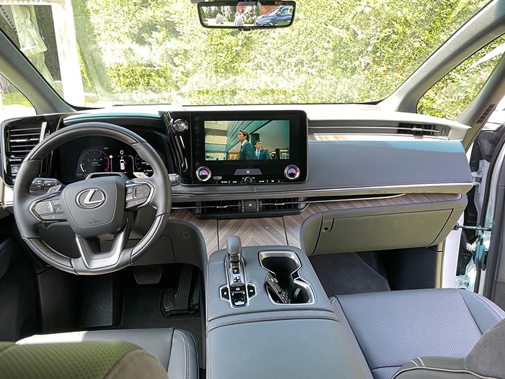 Lexus LM 2023: viajar de lujo en primera clase