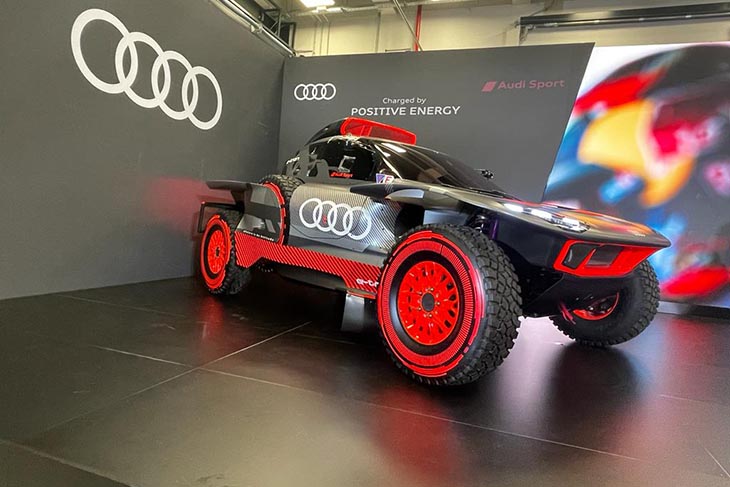Carlos Sainz y Lucas Cruz presentan su Audi RS Q e-tron en Madrid