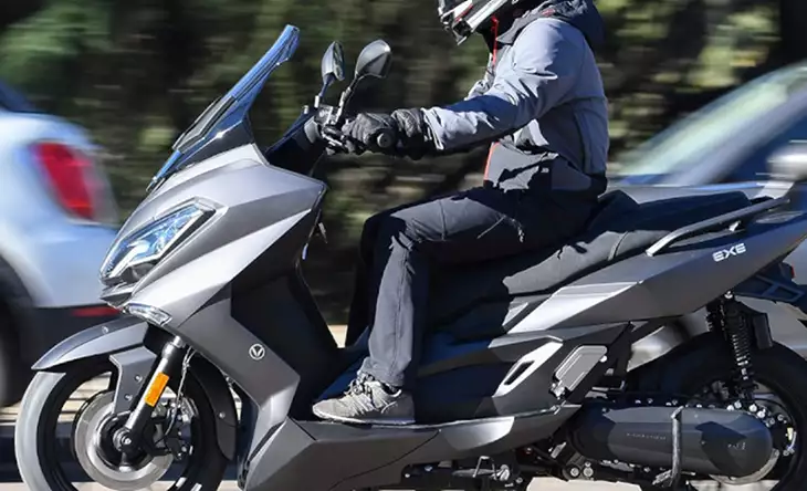 Circulación en moto por ciudad