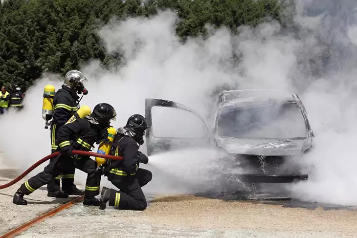 ¿Qué hacer ante un incendio en un coche eléctrico?
