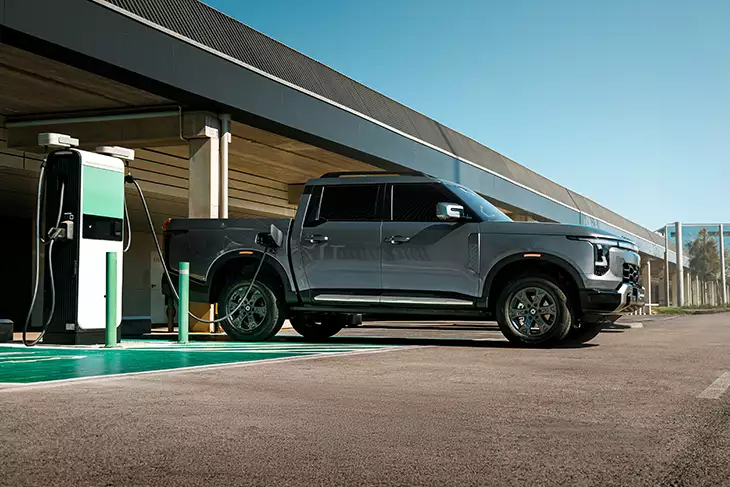 Santana 400 PHEV y 400D: el renacimiento del todoterreno español