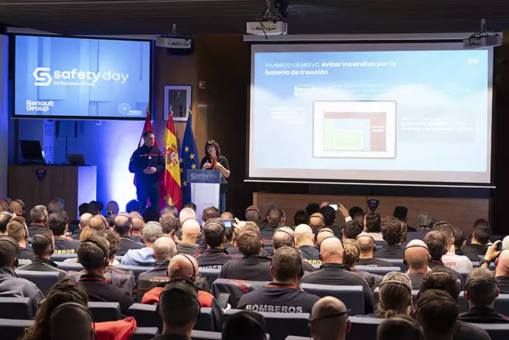 Renault enseña a los bomberos cómo apagar un incendio en un coche eléctrico