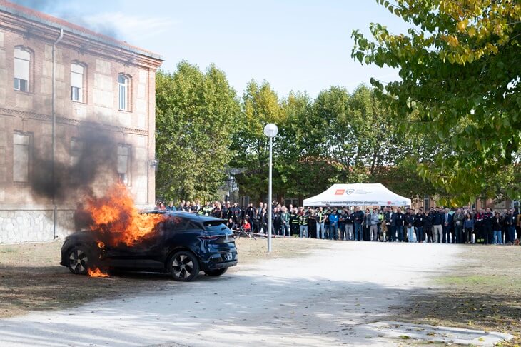Renault enseña a los bomberos cómo apagar un incendio en un coche eléctrico
