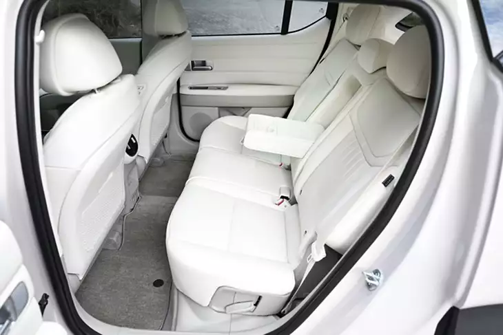 La iluminación ambiental vinculada a las alertas de límite de velocidad realza la sensación premium del interior, mientras que el techo de visión crea una mayor sensación de espacio.