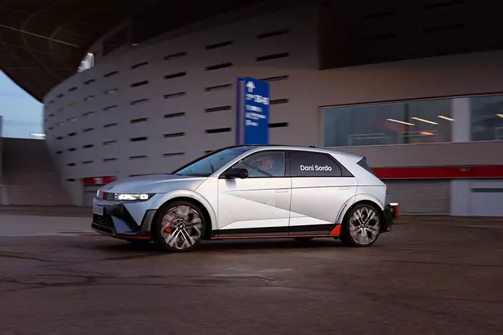 Hyundai IONIQ 5 N y los jugadores del Atlético de Madrid disfrutan junto a Dani Sordo y Pepe López