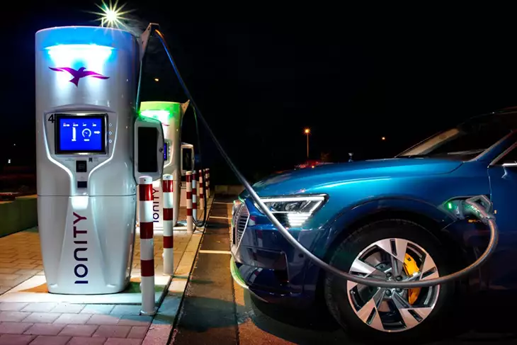 ¿Qué seguro elegir para un coche eléctrico o híbrido?