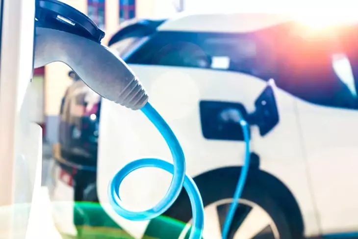 ¿Qué seguro elegir para un coche eléctrico o híbrido?