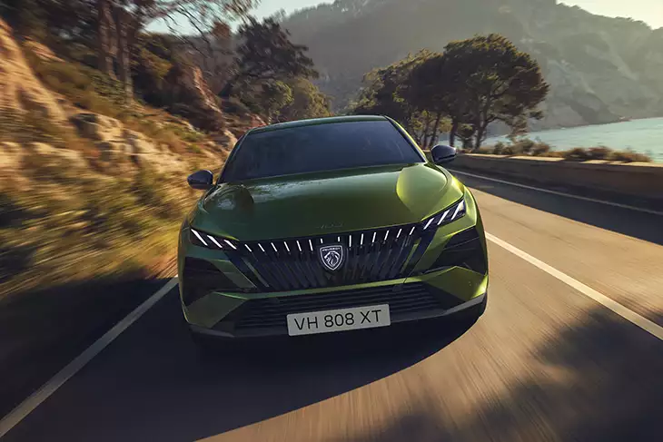 Peugeot 408 2026: con nueva cara e iluminación inédita