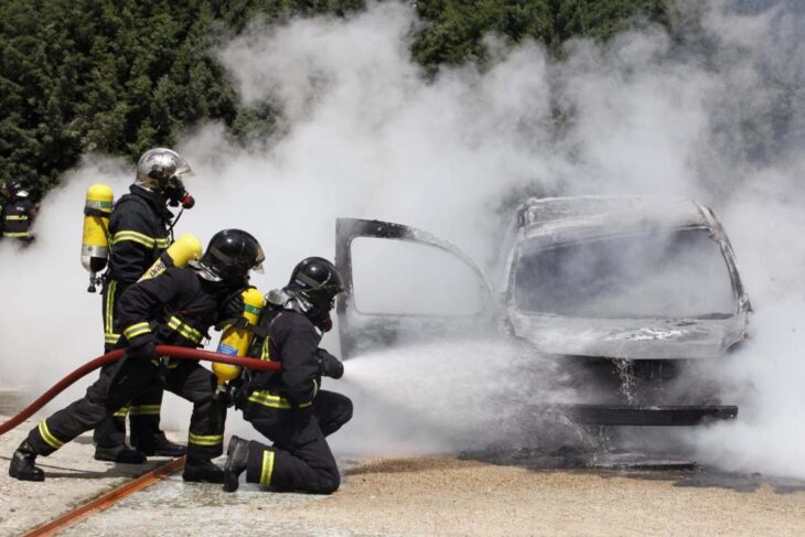 Qué hacer ante un incendio en un coche eléctrico