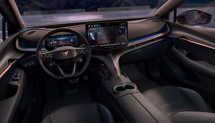 ¿Cuánto cuesta el CUPRA Tavascan en España?
El precio de acceso al CUPRA Tavascan parte de 31.455 euros, incluyendo los descuentos de la marca y la ayuda del Plan Auto+ contemplada en la información comercial facilitada por CUPRA. El precio final depende de la versión elegida y de las condiciones aplicables a las ayudas.
Estas son las principales versiones y sus características:
CUPRA Tavascan 190 CV: motor eléctrico trasero, batería de 58 kWh y hasta 441 km de autonomía. Precio desde 31.455 euros con descuentos y ayuda incluidos.
CUPRA Tavascan Endurance 286 CV: propulsión trasera, batería de 77 kWh y hasta 557 km de autonomía.
CUPRA Tavascan VZ 340 CV: dos motores eléctricos, tracción integral, batería de 77 kWh y 545 Nm de par. Acelera de 0 a 100 km/h en 5,5 segundos.
CUPRA Tavascan Endurance Adrenaline Black Edition: precio de 44.260 euros con descuentos de la marca, que se reduce a 40.885 euros al incluir la ayuda del Plan Auto+ según las condiciones comunicadas.
Los importes con ayudas deben interpretarse como precios sujetos a los requisitos y condiciones de los programas correspondientes.